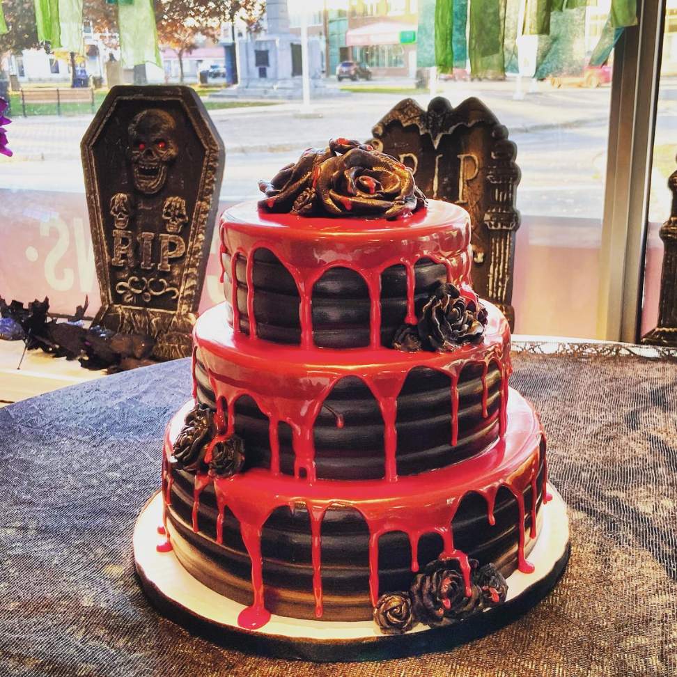 Halloween red and black roses wedding cake