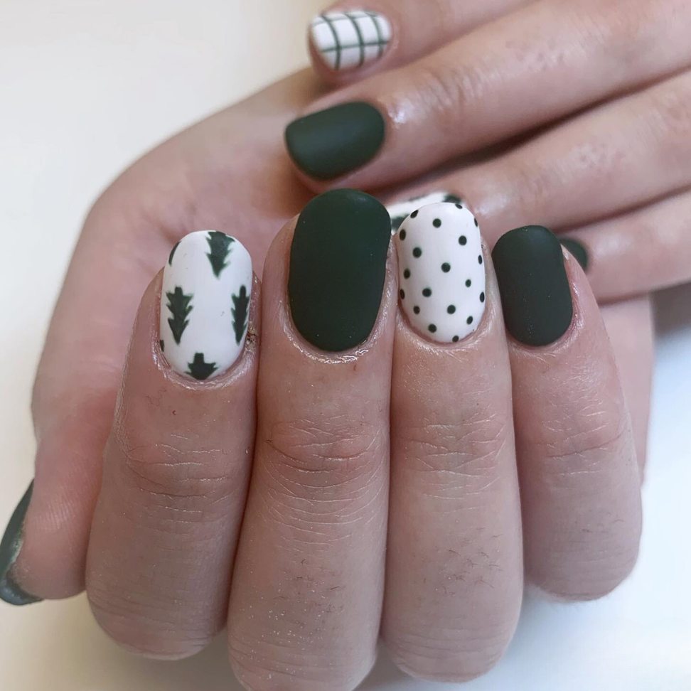 Chic green Christmas nails with festive patterns