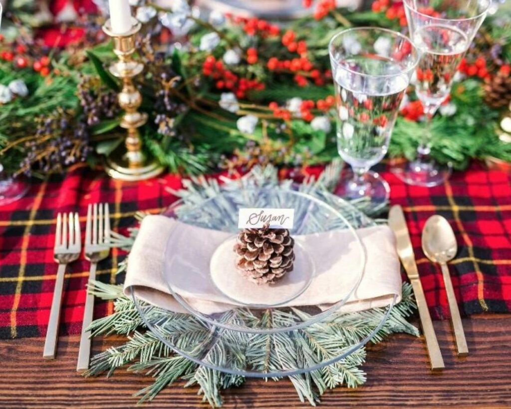 Christmas wedding tablescapes with pinecone