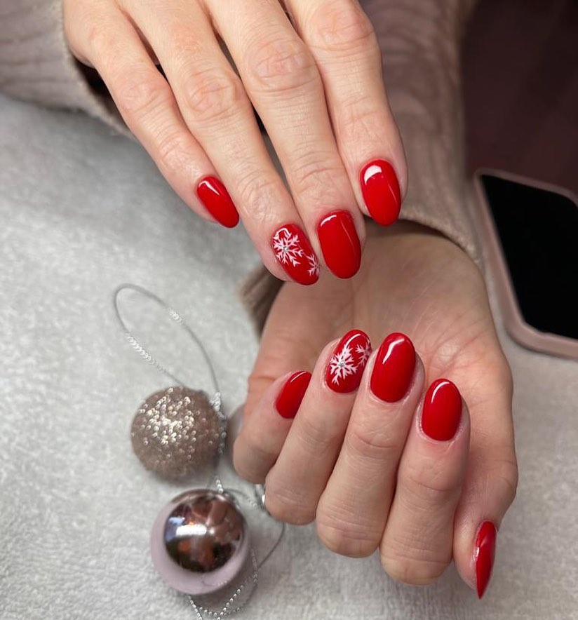 Classic red snowflake kiss Christmas nails