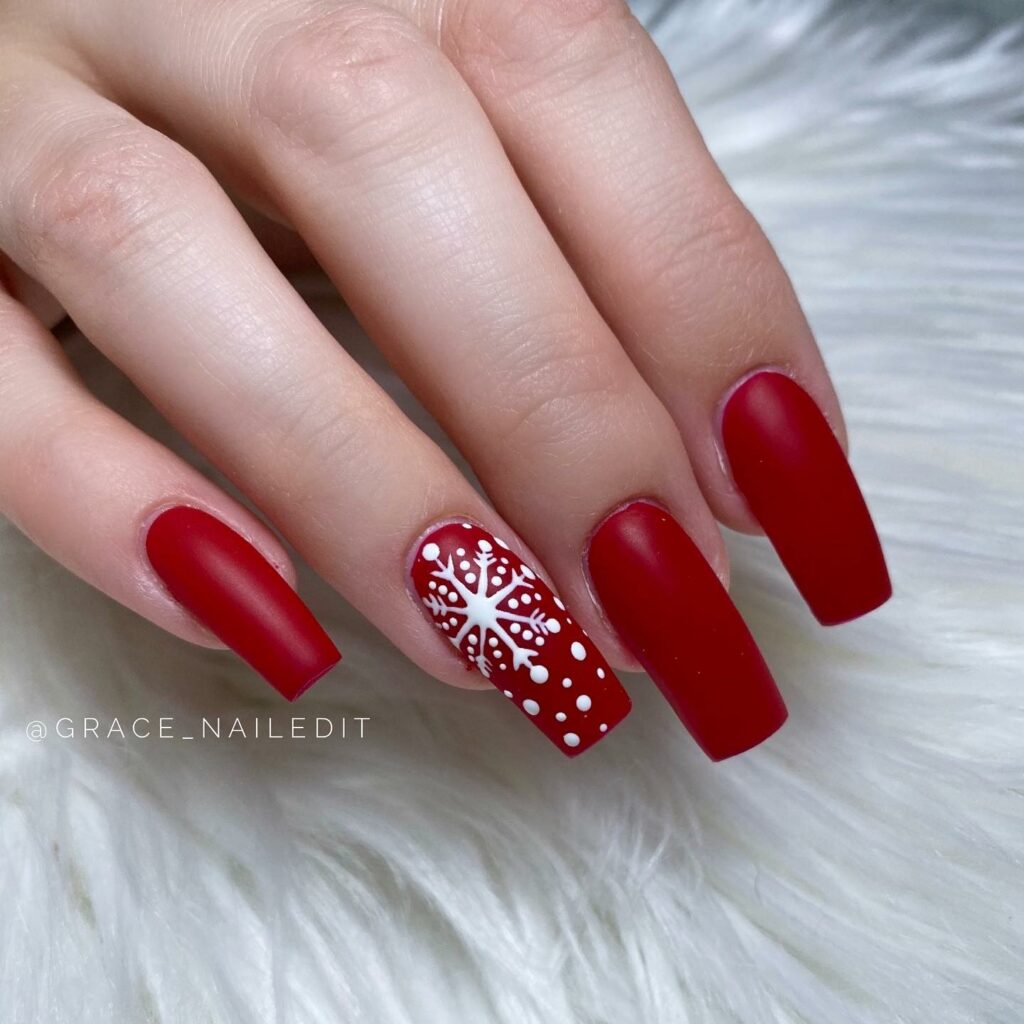 Red and white snowflake kissed Christmas rouge nail art