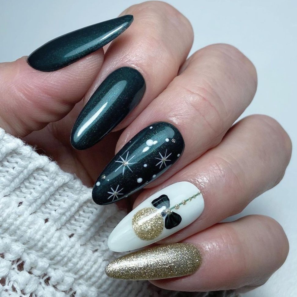 Starry night and golden glamour Christmas nail design