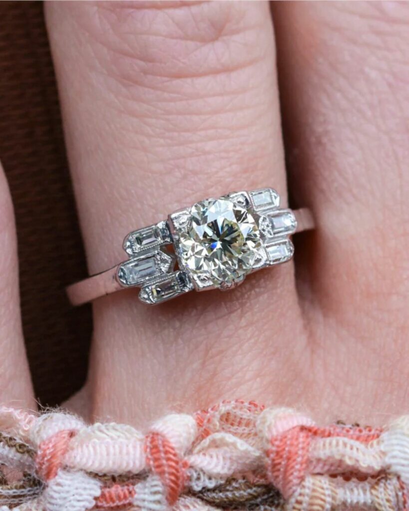 art deco vintage diamond engagment ring with 1 carat