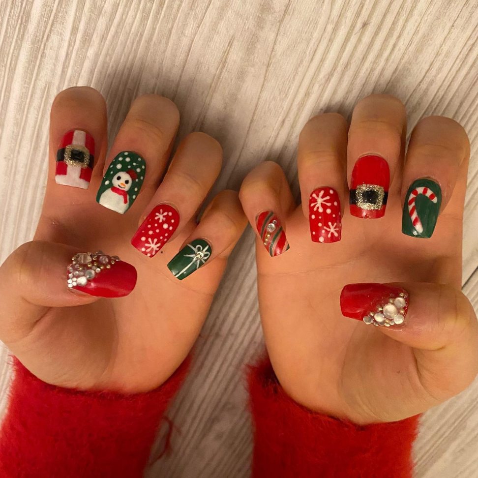 bright and cheerful red and green Christmas motif nails