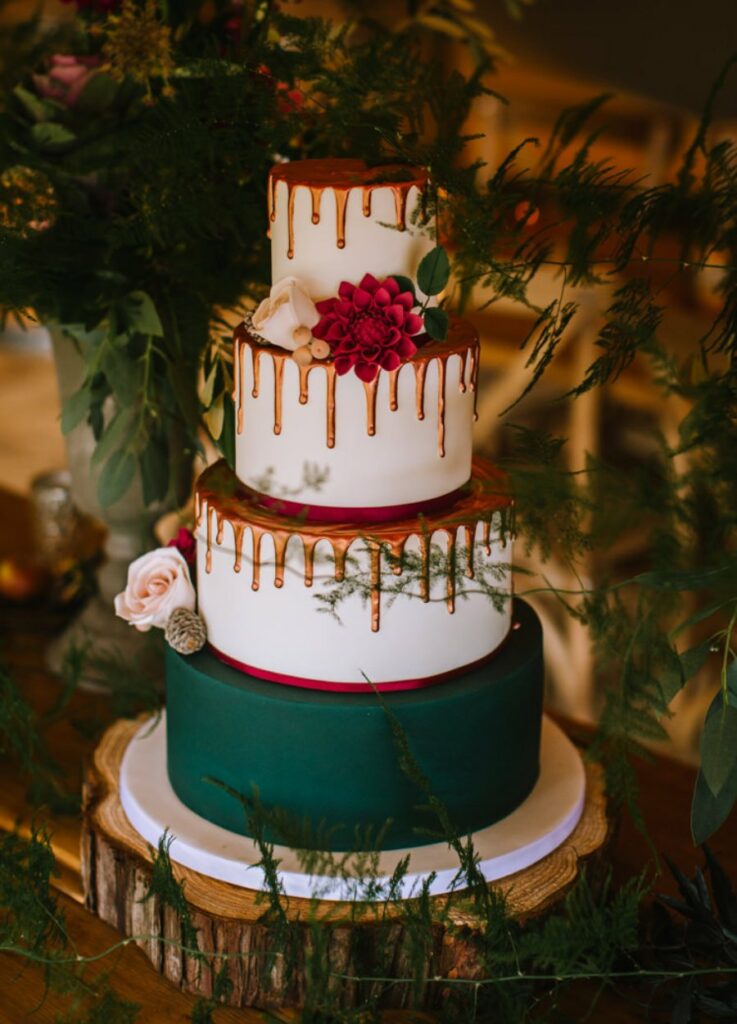 green and gold Christmas wedding cake