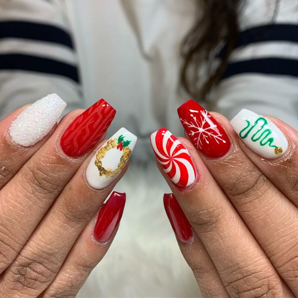 red and green with gold wreath Christmas nails design