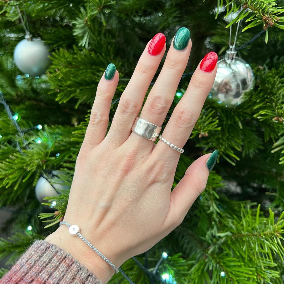 simple elegance of alternating red and green glossy Christmas nails design