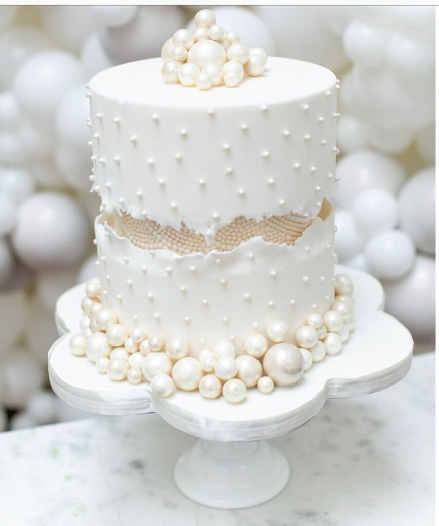 white and gold single tier Pearlencia wedding cake