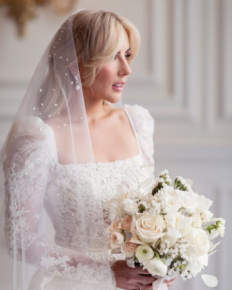 beautiful bridal veils with medium wedding hairstyle and elegant bouquet