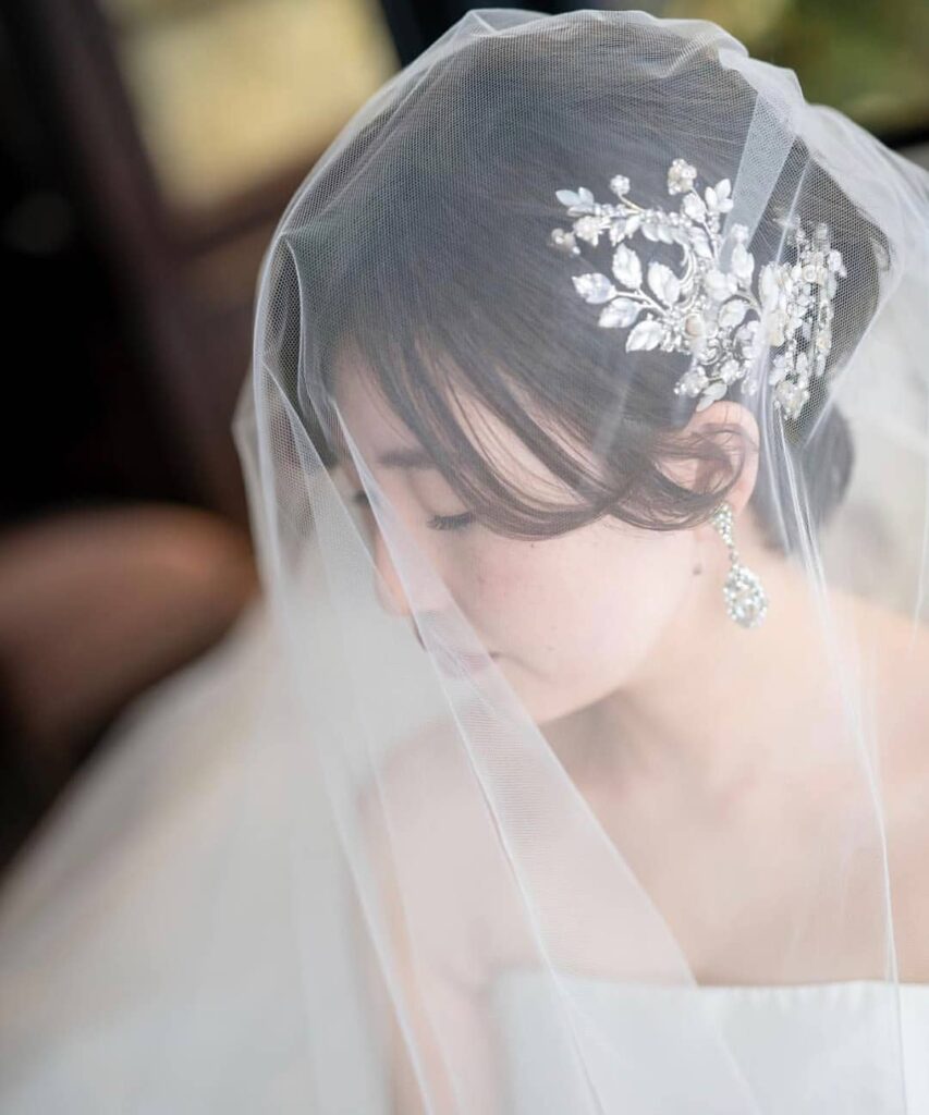 short wedding hairstyle with hair comb and delicate veil
