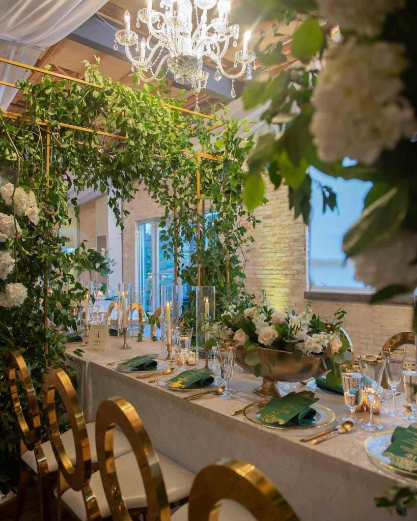 classic and chic emerald and gold wedding decoration ideas